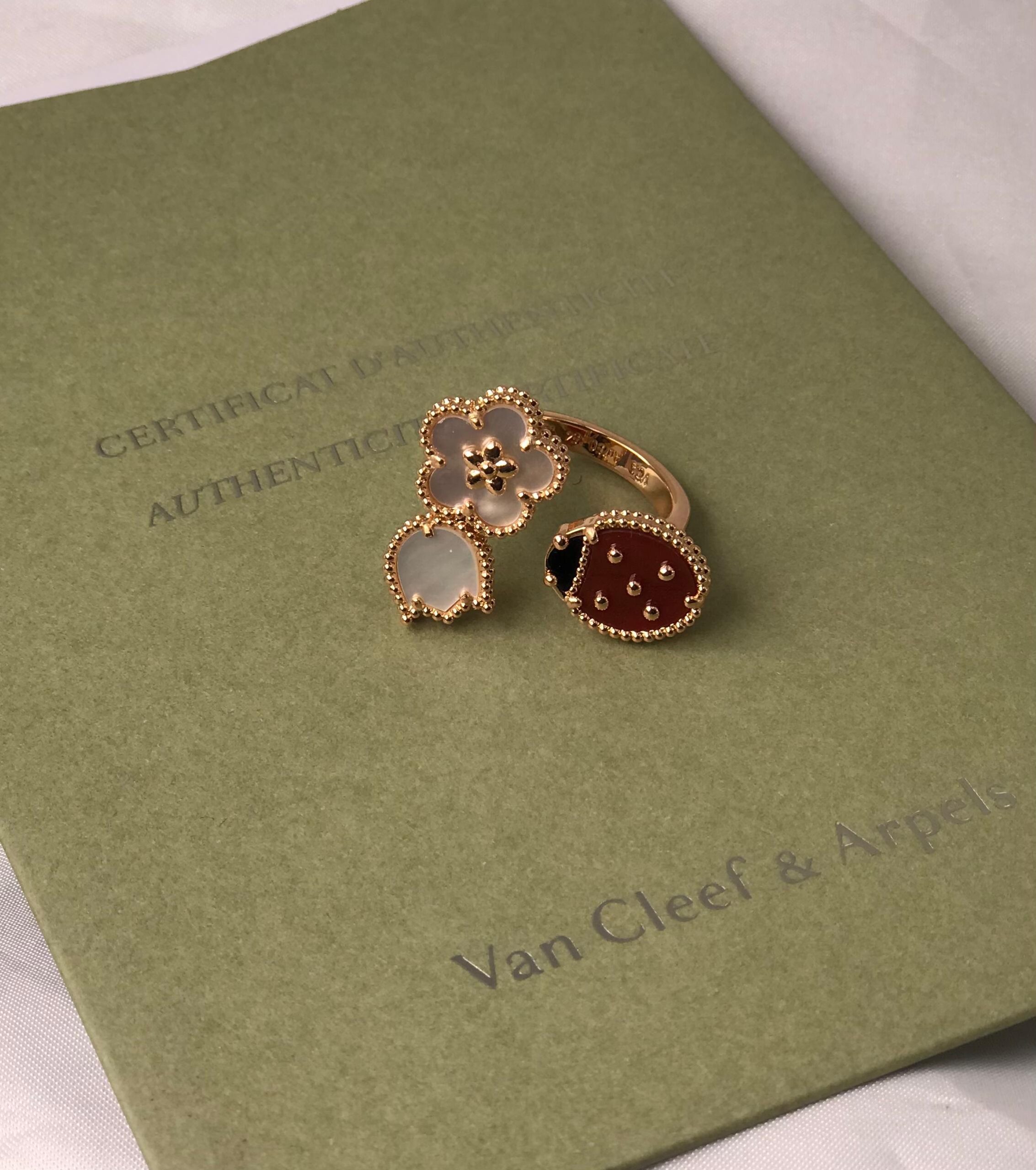 Van Cleef & Arpels Lucky Animals Between the Finger Ring in 18K Yellow Gold with Mother-of-Pearl, Carnelian and Onyx