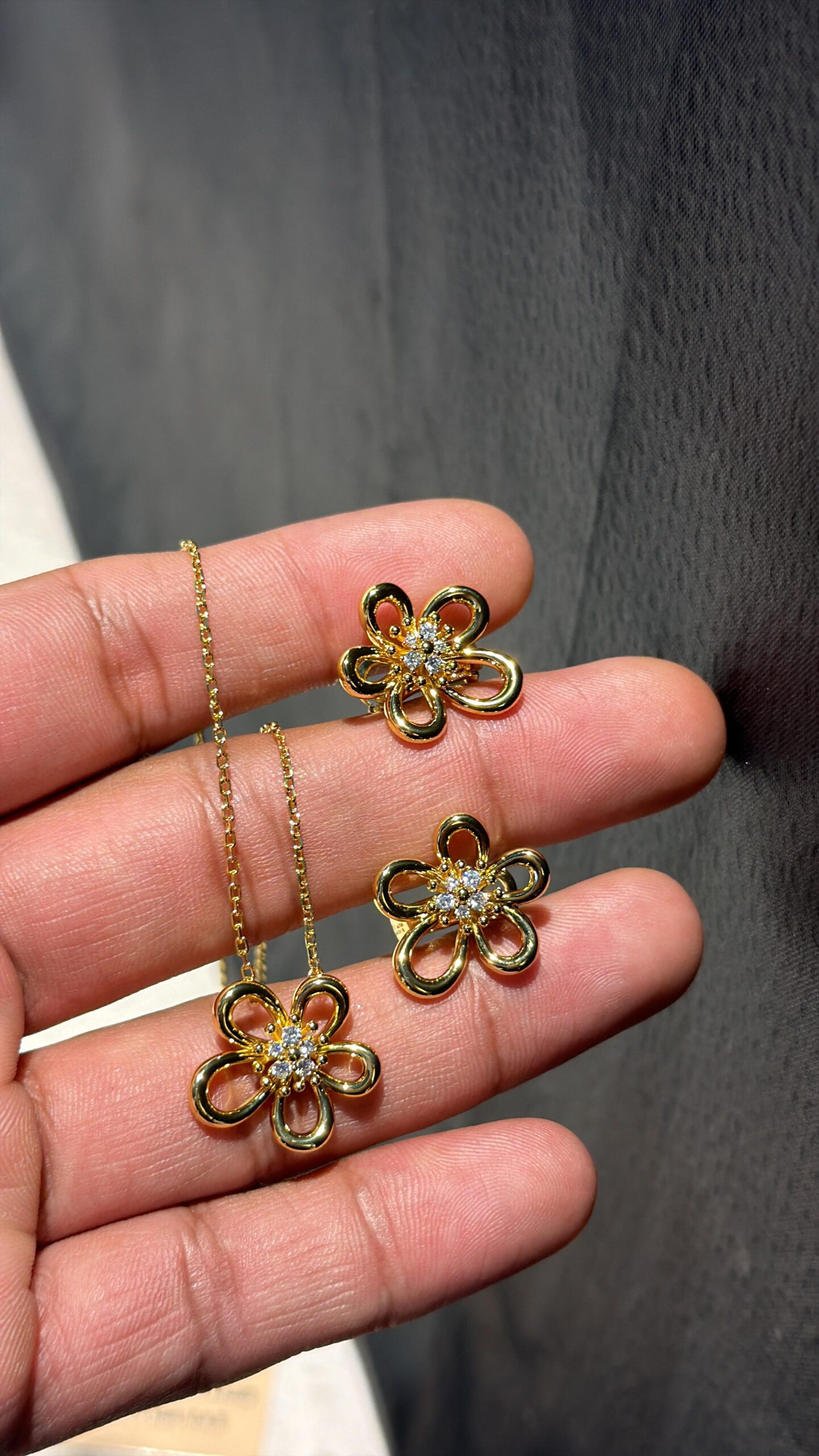 18K Yellow Gold Floral Motif Pendant Necklace and Earring Suite with Brilliant Diamond Accents