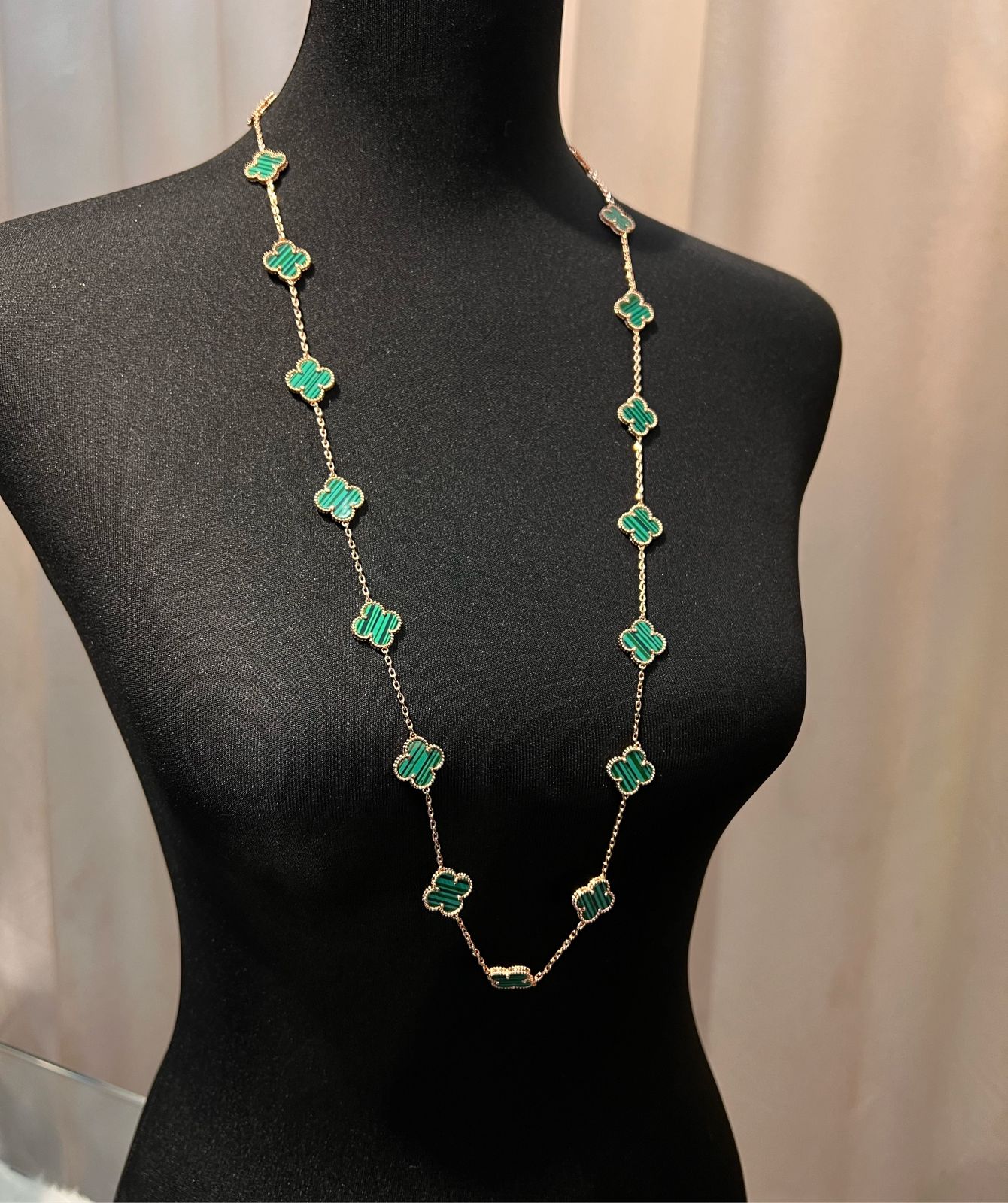 Alhambra Malachite Long Necklace in 18K Yellow Gold