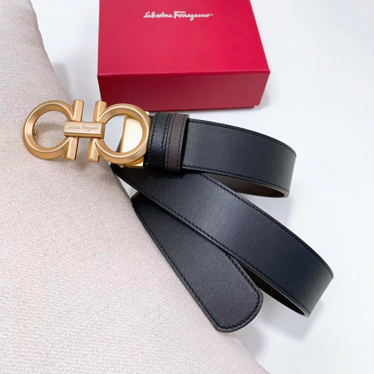 Salvatore Ferragamo Gancini Reversible Leather Belt in Matte Gold